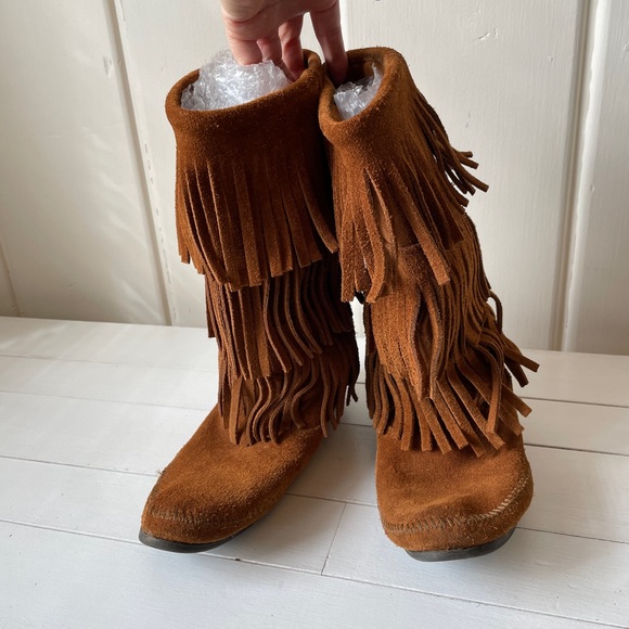 Best seller!! Minnetonka 3 layer fringe boots 8 W - Picture 4 of 6